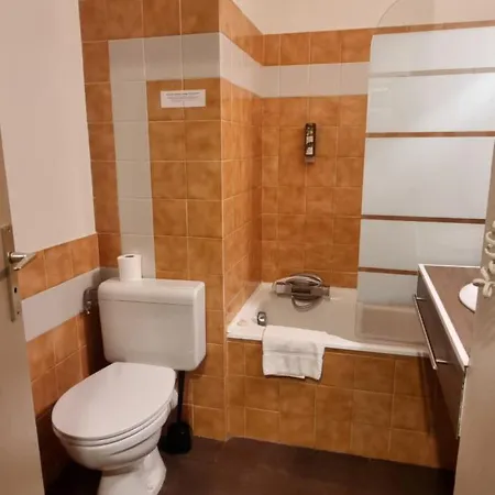 Logis Le Saint Marc Hotel 3*